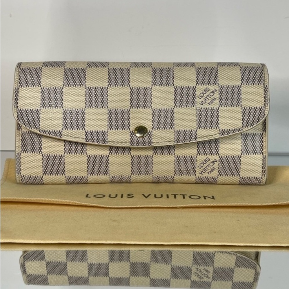 Louis Vuitton Damier Azur Portefeuille Emily
Wallet with dust bag
